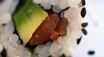 Veganský sushi z ovoce.