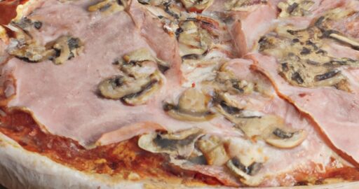 Italská pizza capricciosa.