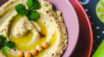 Slunečnicový hummus s avokádem.