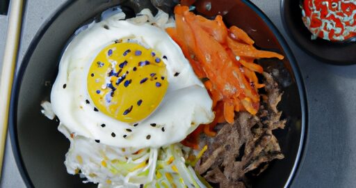 Bibimbap: Tradiční korejské směs rýže s grilovaným masem a zeleninou