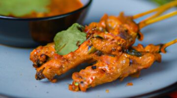 Jídlo z indonéské kuchyně: Sate ayam (kuřecí špízy)