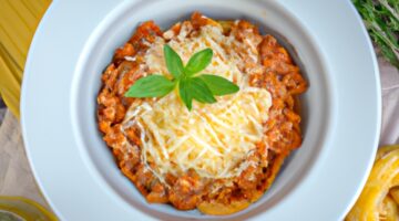 Řízek s parmazánem a špagetami