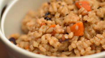 Zapečený beraní kuskus s cibulí