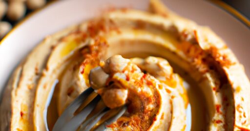 Hummus s baklažánem a piniovými oříšky.