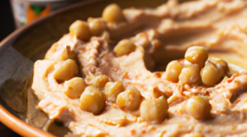 Hummus nastrouhávaný mrkví a mandlí.