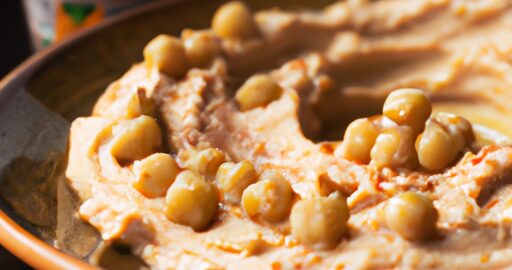 Hummus nastrouhávaný mrkví a mandlí.