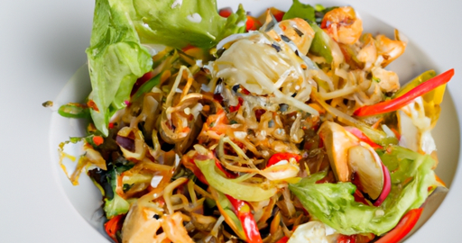 Fritovaný kuřecí nudlový salát