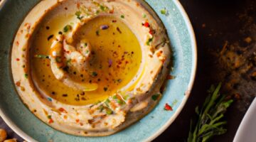 Hummus s olivovým olejem a piniovými oříšky