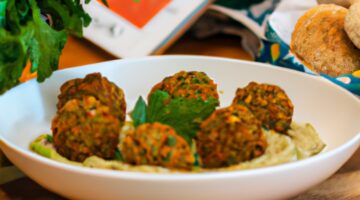 Falafel s hummusem a tabbouleh