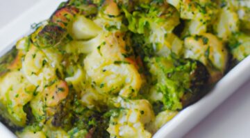 Kuřecí brokolicový závin sýrovou omáčkou.