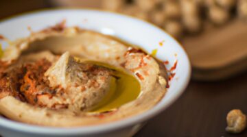 Hummus s česnekem a olejem