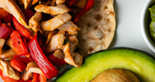 Pikantní kuřecí fajitas s guacamolem.