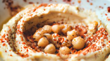 Hummus s olivovým olejem a tahini.