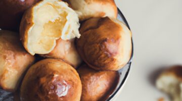 Kubba bamieh-polévka s okrouhlými koláči.