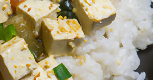 Tofu s čerstvou zeleninou a rýží.