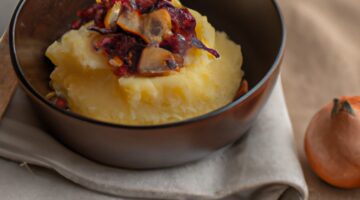 Sýrová cibulačka s máslem