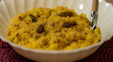 Kuskus s kozím masem a švestkami.