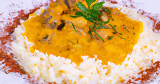 Kuřecí korma s batátovým pyré.