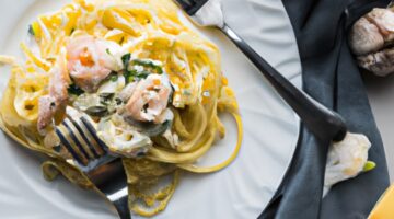 Linguine s pestem a rajčaty.