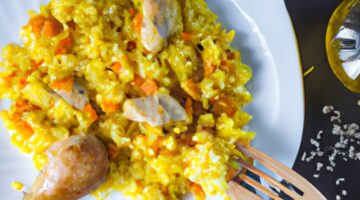 Zapečený kuřecí pilaf s šafránem.