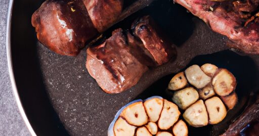 Karbonátky s těstovinami a rajčaty.