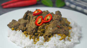 Kuřecí rendang s rýží.