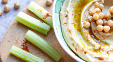 Hummus s grilovanou zeleninou.