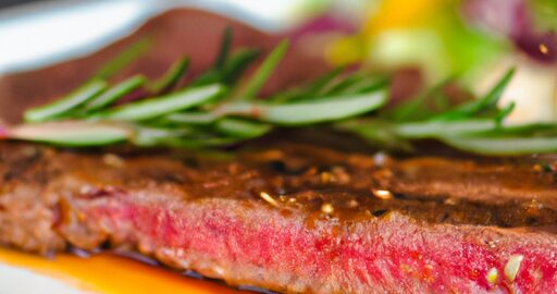 Hřebíčkový vepřový steak s brusinkovou omáčkou.