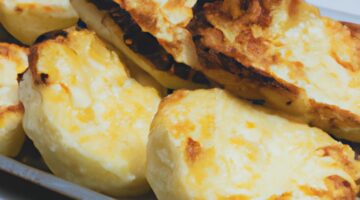 Kuřecí sýrové placičky s křupavou slaninou.