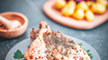 Kuře s bramborami a rajčaty