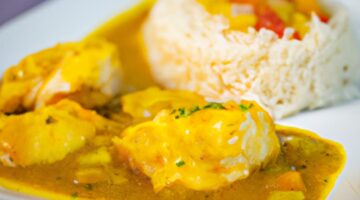 Moqueca de peixe aipim frit: ohřívaná rybí polévka s opečeným maniokem