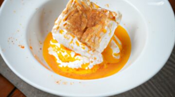 Klasické kuře s mandlemi a máslovou omáčkou