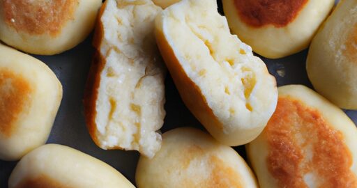 Domácí rajská omáčka s knedlíkem.