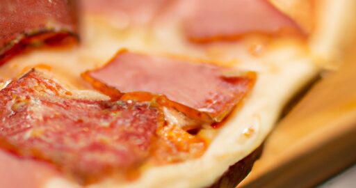 Pizza s rajčatovou omáčkou a salámem