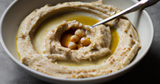 Hummus s falešným mletým m’jedra.