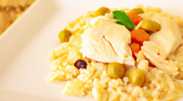 Smažený rýžový nákyp s kuřecím masem.