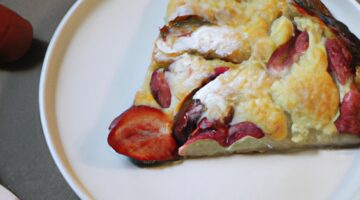 Jablečný koláč s oříšky a skořicí.