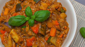 Kuřecí kořeněné ratatouille s rýží.