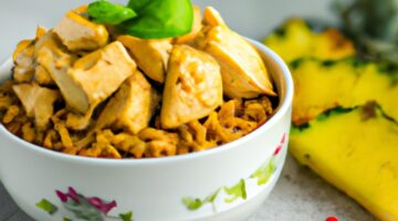 Kuřecí kari s banány a rýží.