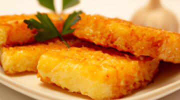 Hranolky s cheddarovou omáčkou.