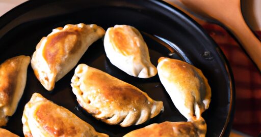 Chilean empanadas se šunkou a sýrem.