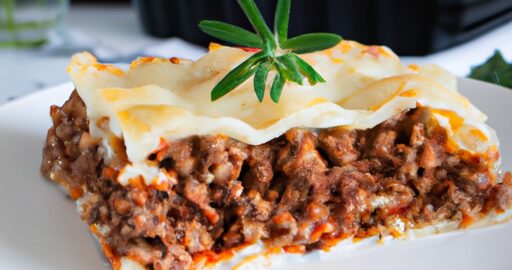 Lasagne bolognese s béchamelovou omáčkou.