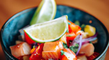 Ceviche s rybou a limetkou.