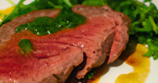 Kuřecí steak s rukolou a parmazánem.