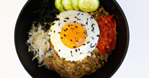 Bibimbap – tradiční korejské smažené rýžové jídlo.