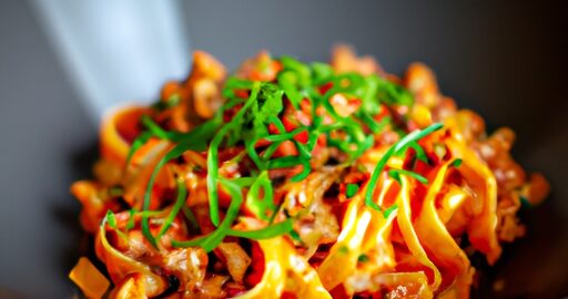 Smažený nudlový pokrm s kuřecím masem