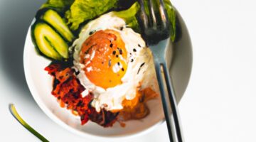 Bibimbap s kimchi a hovězím.