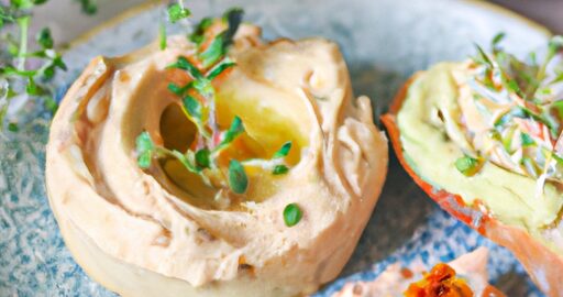 Avokádový toast s hummusem a rajčaty