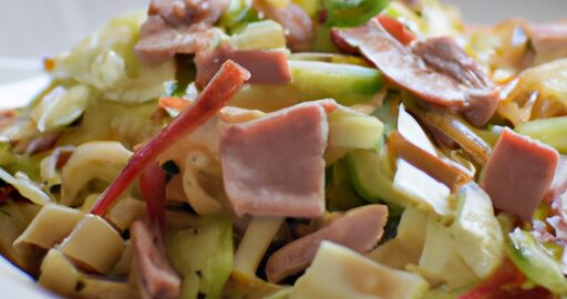 Nudlový salát s kuřecím masem