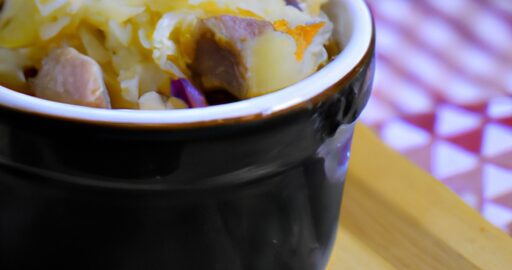 Masový karí s bramborami a hráškem.